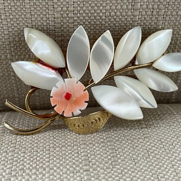 Vintage Pin White/Gold Tone Leaf Brooch Pin - Picture 1 of 10